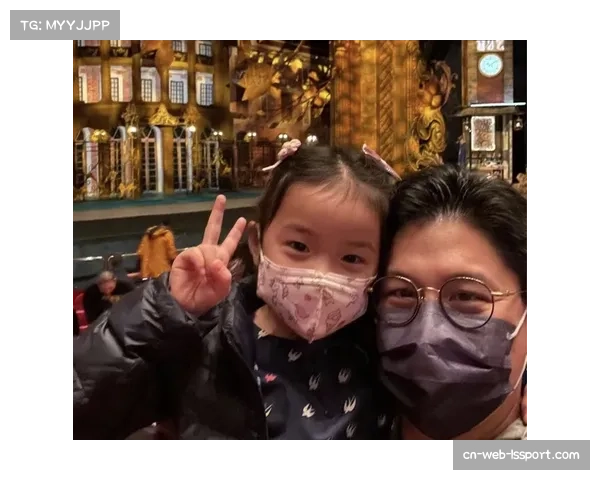 特写：父女传承——看台上，一位前职业球员父亲观看女儿大学首秀的百感交集